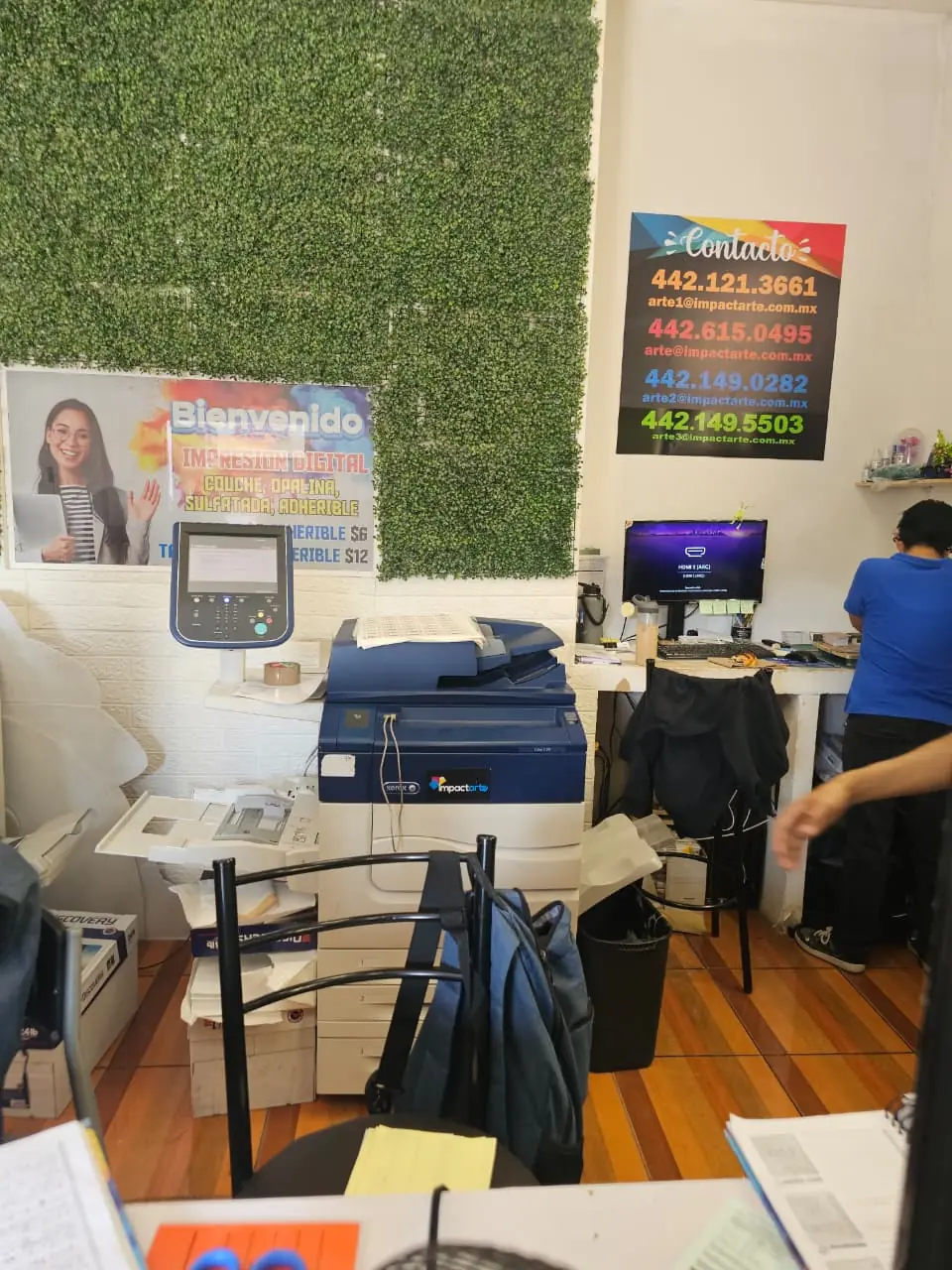 Imprenta digital con prensa de producción donde se imprime el pliego tabloide de boletos