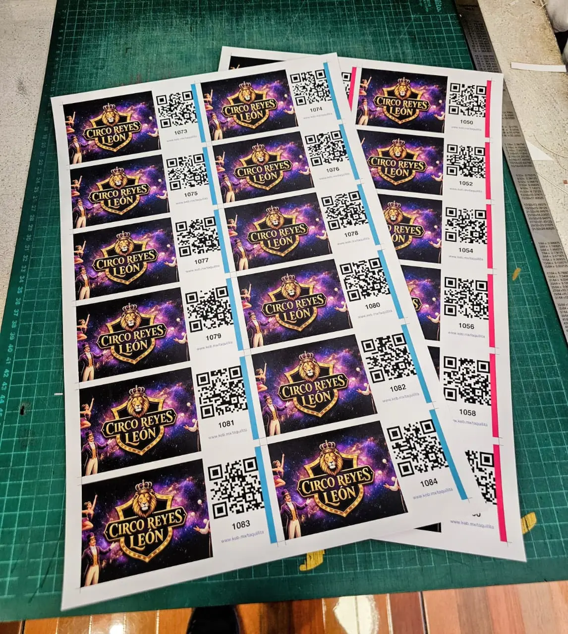 Pliego tabloide de boletos impresos del Circo Reyes León, con código QR, número consecutivo y la barra de color, recién salidos de imprenta digital